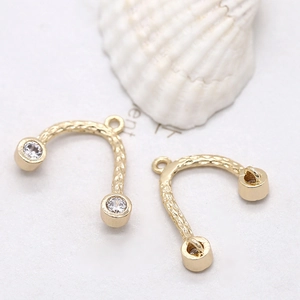 Gouden U-vormige hanger met gehamerde textuur en zirkonia voor DIY-sieraden maken