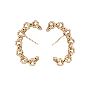 Dettaglio macro di orecchini a cerchio a C placcati oro 14K con design a maglie spesse