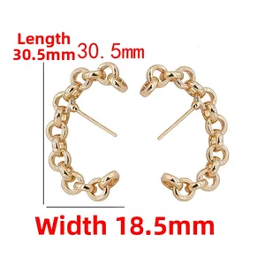 Dettaglio di orecchini a catena a forma di C placcati oro 14K, misure 30,5mm x 18,5mm