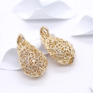 Dettaglio di ciondoli a goccia placcati oro 14K con trama a rete intrecciata per gioielli