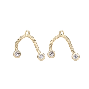 14k goud vergulde U-hanger met gehamerde textuur en zirkonia-accenten