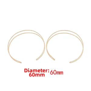 Detailweergave van getextureerde gouden koperen oorringen met een diameter van 60 mm