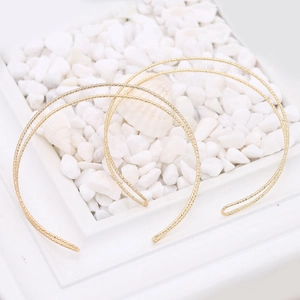 Zweiteiliges Set minimalistischer goldener Kupferarmbänder mit strukturierter Spiralform