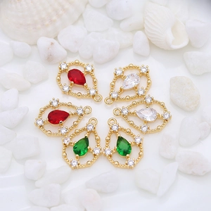 Squisiti ciondoli a goccia in zircone rosso, verde e bianco con montatura placcata oro