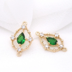 Pendente a goccia in zirconia verde con micro-pavé di cristalli e placcatura oro
