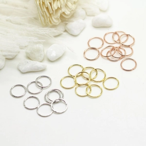 14K vergulde buigringen in zilver, goud en roségoud met decoratieve veren