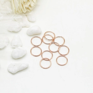 Set roségouden open buigringen voor doe-het-zelf sieraden op witte achtergrond
