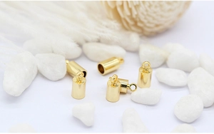 Nahaufnahme von 14K vergoldeten Quastenkappen für DIY-Schmuckherstellung und Halsketten