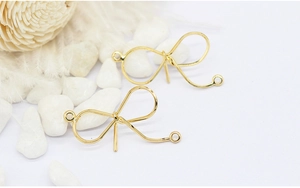 Detail van 14K vergulde strikconnector voor het maken van DIY oorbellen en sieraden