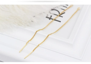 Detail der 14K vergoldeten langen Ohrringkette mit Nadel und kleinem Ring-Element