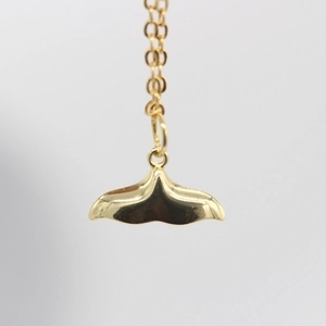 Gepolijste 14K gouden dolfijnstaart hanger met een fijne O-ketting halsketting voor dames