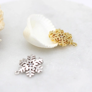 Detail von 14K vergoldeten Schneeflocken-Anhängern mit Zirkonia für DIY-Schmuckherstellung