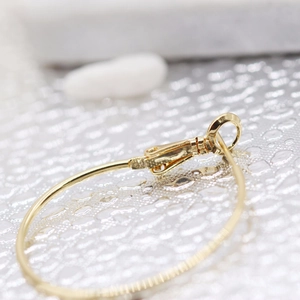 Boucle d'oreille anneau plaquée or 14K avec détail de fermoir à levier sécurisé