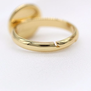 Dettaglio base anello regolabile in ottone placcato oro 14k con castone da 10mm