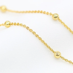 Vue macro détaillée de la chaîne à perles plaquée or 14K pour la création de bijoux DIY