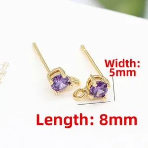 Dettaglio macro di orecchini placcati oro 14K con zircone viola e anello per gioielli DIY