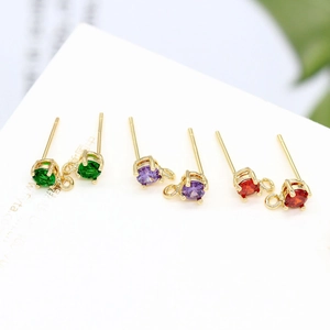 Vista macro di orecchini placcati oro 14K con zirconi e anelli per gioielli DIY
