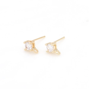 Dettaglio di orecchini a perno in rame placcato oro 14K con zircone e piccolo occhiello