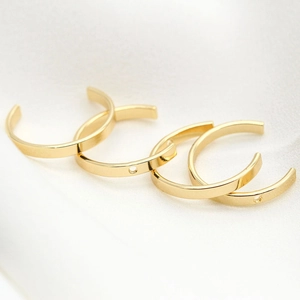 Composants en laiton plaqué or 14K en forme de C sur satin blanc pour création de bijoux