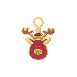 Détail d'un pendentif renne en émail rouge avec bonnet de Noël et bords en métal doré