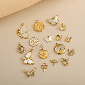 Elegante goldene Anhänger aus Edelstahl mit Schmetterlingen, Bienen, Libellen und Zirkonia