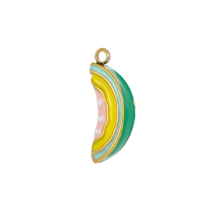 Detalle de colgante de fruta colorida con esmalte verde, amarillo y rosa en oro