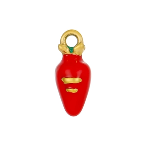 Detalle de un colgante de zanahoria roja con acabado esmaltado y hojas doradas