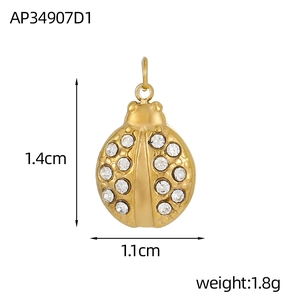 Detailansicht eines Marienkäfer-Anhängers mit Maßen 1,4 cm mal 1,1 cm und Gewicht 1,8 g
