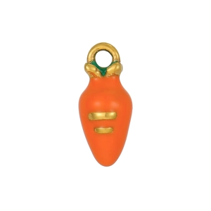 Primer plano de un colgante de zanahoria esmaltada con acabado naranja y detalles dorados