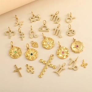 Vintage Tierkreis-Anhänger und Sternenschliff-Charms mit Zirkonia in Goldoptik