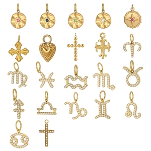 Goldene Sternzeichen-Anhänger und Vintage-Kreuze mit Sternmotiven und bunten Edelsteinen