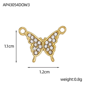 Makroaufnahme von 1,2 cm Schmetterlingsanhänger aus Gold mit Zirkonia-Inlay und Schlaufen