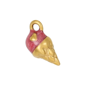 Detalle de colgante de helado dorado con corazón de esmalte rojo y textura fina