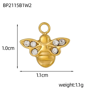 Makroansicht Bienenanhänger Gold mit Zirkonia-Flügeln, Maße 1,0 cm und Gewicht 1,1 g
