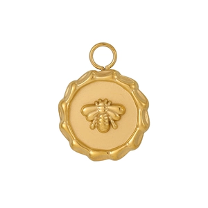 Detail eines goldenen runden Anhängers mit Bienenmotiv und gewelltem Randdesign