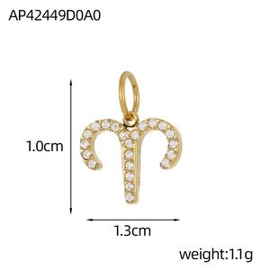 Makroaufnahme des goldenen Widder-Sternzeichen-Anhängers mit Zirkonia und Maßangaben