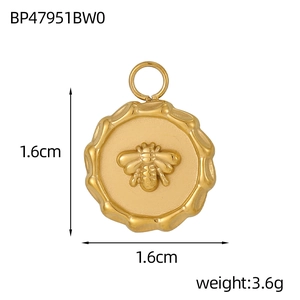 Details des runden Edelstahl-Bienenanhängers in Gold mit Maßen 1,6 cm und Wellenrand