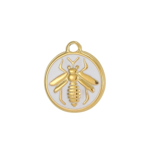 Detail eines runden goldenen Bienenanhängers mit weißer Emaille und polierter Schlaufe