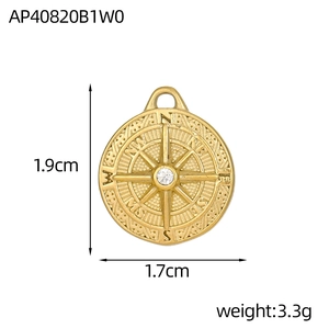 Ciondolo bussola vintage in acciaio dorato con zircone e dimensioni di 1,9cm