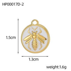 Details einer Goldbiene Anhänger mit weißer Emaille, zeigt Maße von 1,5cm mal 1,3cm