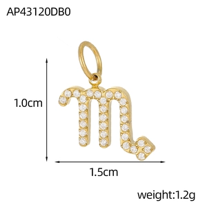 Makroaufnahme von Skorpion-Anhänger mit Goldbeschichtung und Zirkonia-Besatz