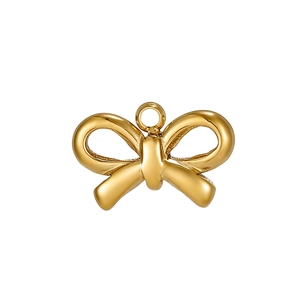 Détail du pendentif papillon poli avec placage à l'or et anneau de suspension