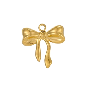Gros plan d'un élégant pendentif papillon plaqué or avec une finition miroir pour colliers