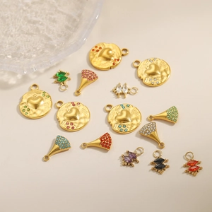 Goldene fächerförmige und runde Edelstahl-Anhänger mit bunten Zirkon-Inlays im Set