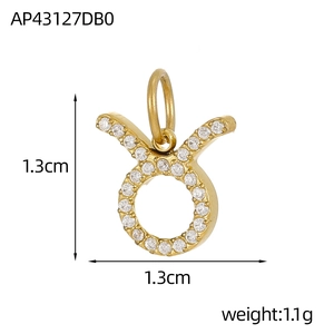 Makroaufnahme des goldenen Stier-Sternzeichen-Anhängers mit weißen Zirkonia, 1,3 cm