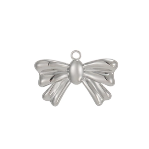 Gros plan du pendentif papillon argenté poli avec bélière pour la création de bijoux