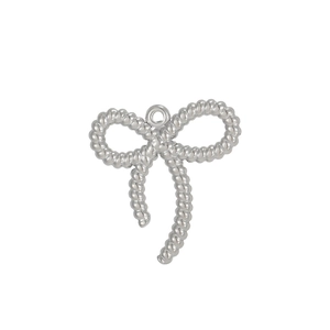 Détail d'un pendentif papillon argenté avec texture de corde et anneau de suspension