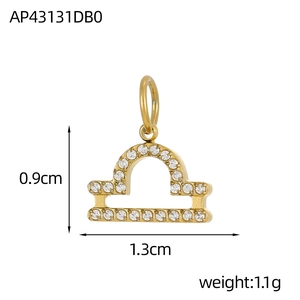 Detailansicht des goldenen Waage Sternzeichen Anhängers mit Maßen 0,9cm Höhe und 1,3cm Breite