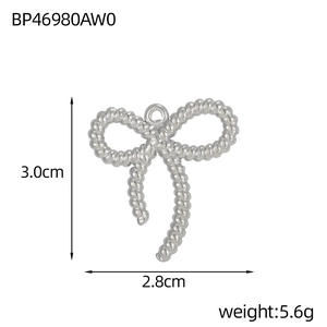 Vue détaillée du pendentif papillon argenté texturé, dimensions 3,0cm par 2,8cm