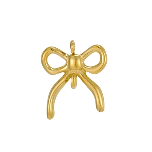 Détail du pendentif papillon doré poli montrant la finition lisse et les anneaux de connexion